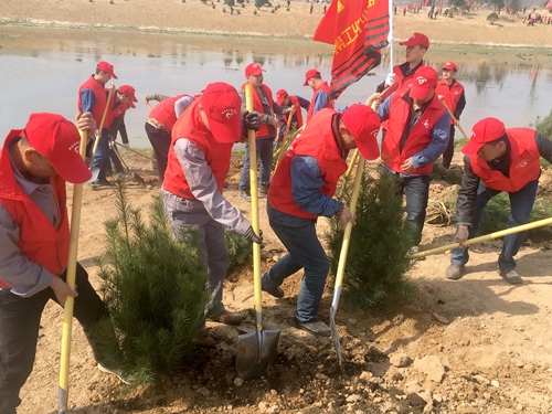 韩城矿业公司参加“保护母亲河 美丽中国梦”公益植树活动